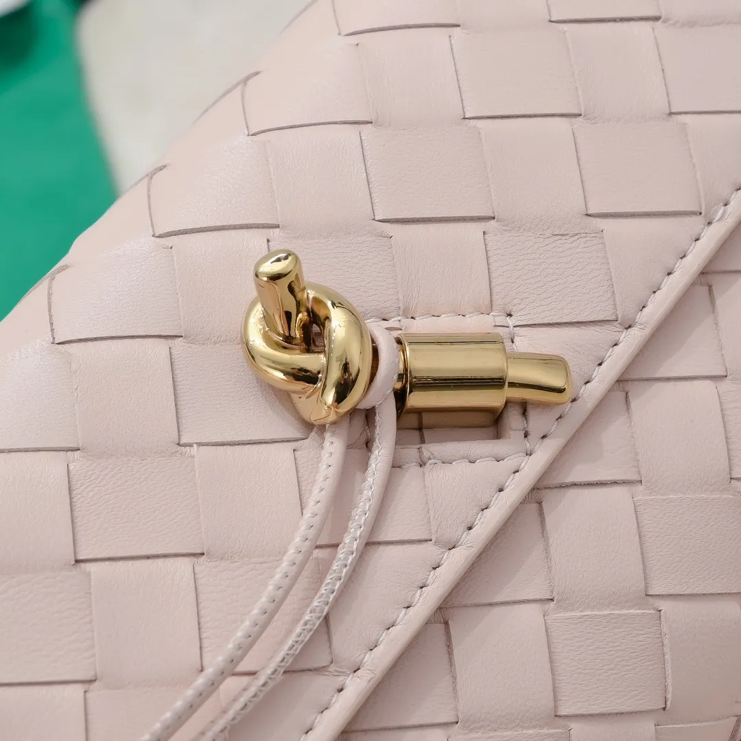 Batch 1160 BV Andiamo clutch wallet is super high-end🤎🤎How come the long clutch bag is so exquisite~ The braided style bag surface paired with all-copper hardware is really warm and high-end. The bag body is super light and can be grabbed easily! It can store a lot of small items and large mobile phones ~ very practical for daily use. Style number: 1504 Size: 19*11.5*3